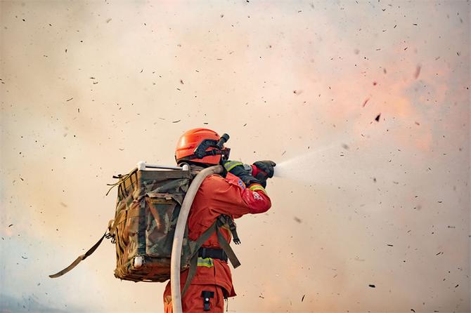 18.水枪激起浓烈的水雾烟尘 18.水枪激起浓烈的水雾烟尘