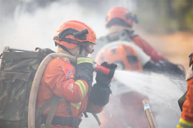 19.水枪与灭火机手协同灭火 19.水枪与灭火机手协同灭火