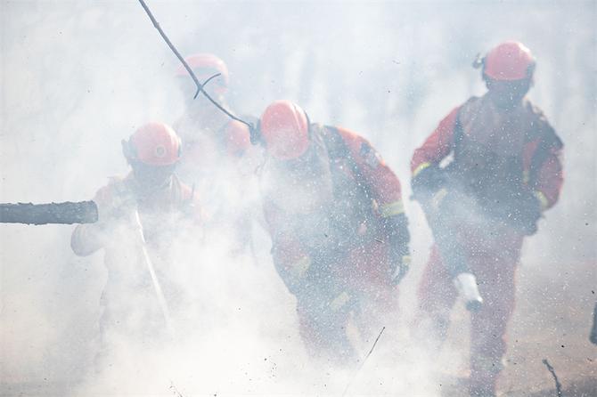 24.水枪灭火激起水花 24.水枪灭火激起水花