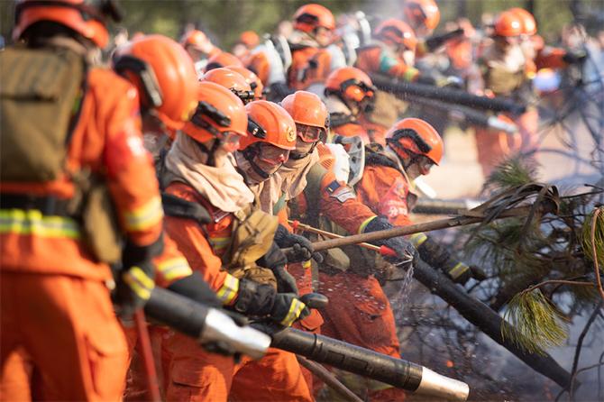 27.使用背负式水枪、二号工具等灭火机具清理余火 27.使用背负式水枪、二号工具等灭火机具清理余火