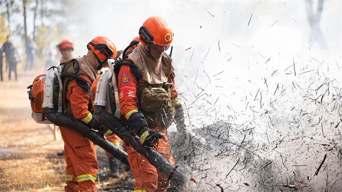 28.清理余火阶段,风力灭火机吹起烟尘 28.清理余火阶段,风力灭火机吹起烟尘