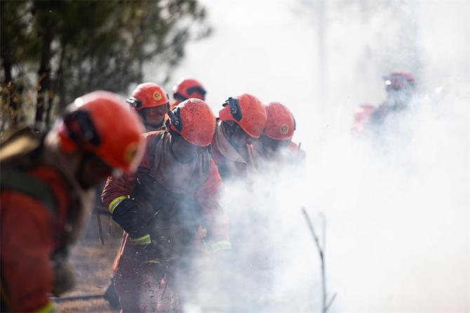 29.扑火队员身上布满了烟尘 29.扑火队员身上布满了烟尘