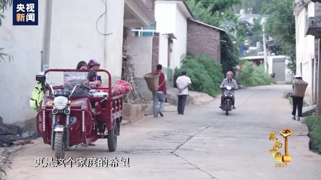 感动中国丨张顺东 李国秀:没脚走出致富路,无手绣出幸福花