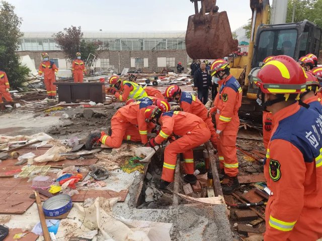 昆明一建筑工地倒塌,3人被埋(图源云南消防)