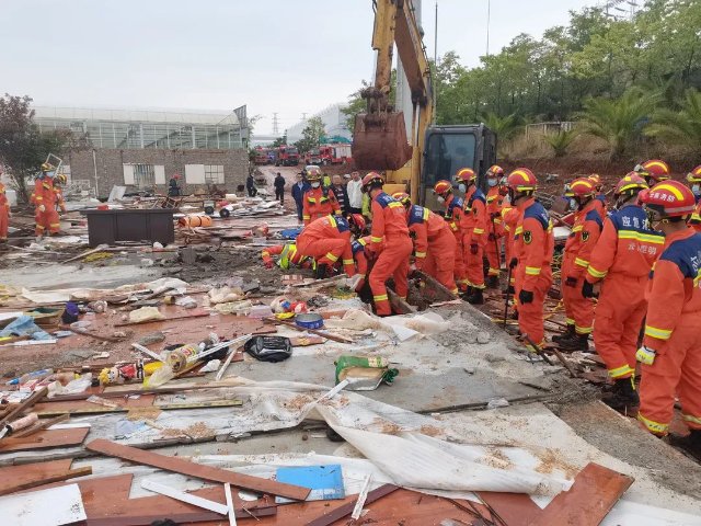 昆明一建筑工地倒塌,3人被埋(图源云南消防)