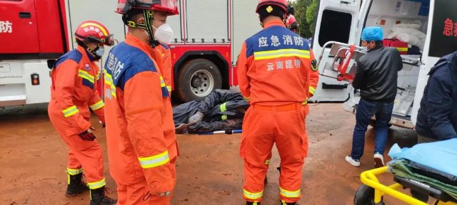 昆明一建筑工地倒塌,3人被埋(图源云南消防)