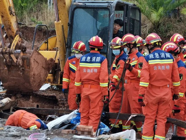 昆明一建筑工地倒塌,3人被埋(图源云南消防)