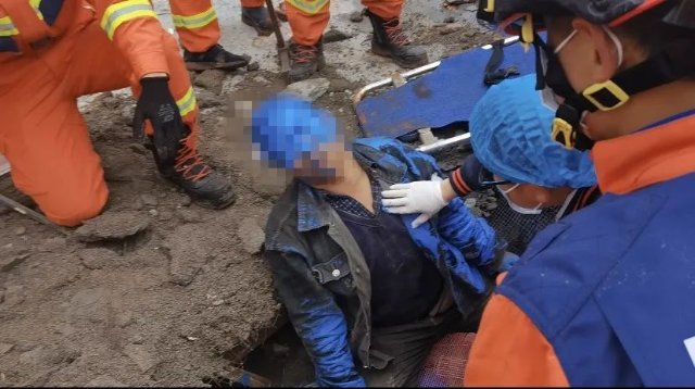 昆明一建筑工地倒塌,3人被埋(图源云南消防)