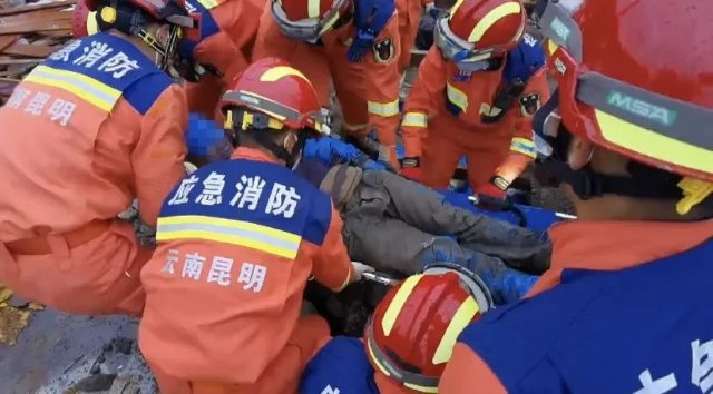 昆明一建筑工地倒塌,3人被埋(图源云南消防)