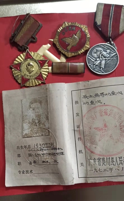 勋章从左到右分别是抗美援朝纪念勋章、“和平万岁”抗美援朝纪念奖章、抗美援朝三等功银质勋章;下为吴秀友参加抗美援朝证书和立功说明。