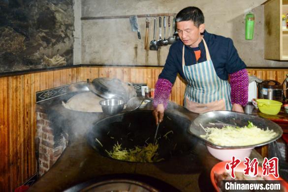 村民冉华龙开办民宿,为游客提供餐饮服务。 何蓬磊 摄 村民冉华龙开办民宿,为游客提供餐饮服务。 何蓬磊 摄