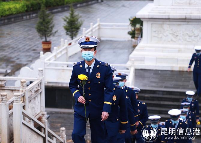 消防救援人员手持鲜花拾阶而上。王杰摄