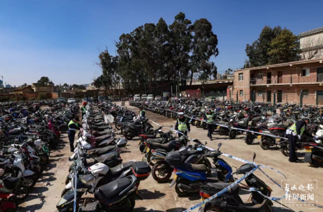 开屏观察 | “新国标”过渡期进入倒计时,电动车非法“提速”冒头?记者走访…… 刘嘉 摄