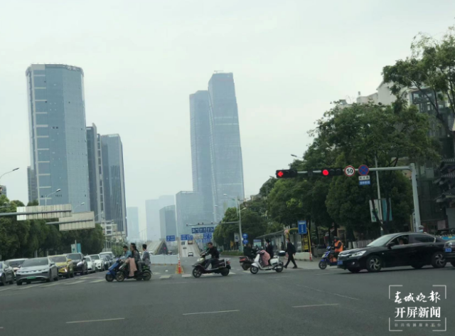 开屏观察 | “新国标”过渡期进入倒计时,电动车非法“提速”冒头?记者走访…… 刘嘉 摄