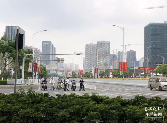 开屏观察 | “新国标”过渡期进入倒计时,电动车非法“提速”冒头?记者走访…… 刘嘉 摄