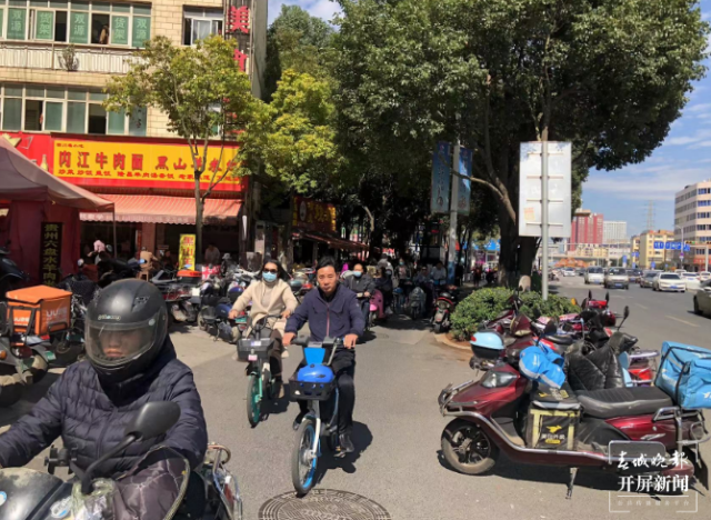 开屏观察 | “新国标”过渡期进入倒计时,电动车非法“提速”冒头?记者走访…… 刘嘉 摄