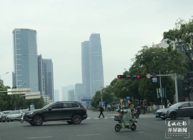 开屏观察 | “新国标”过渡期进入倒计时,电动车非法“提速”冒头?记者走访…… 刘嘉 摄