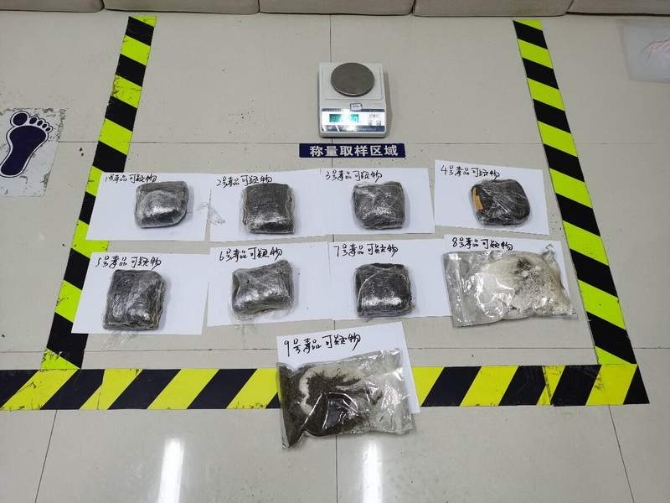 1649230494626032.jpg?x-oss-process=style/w10 图为警犬查获毒品的称量照片.jpg?x-oss-process=style/w10