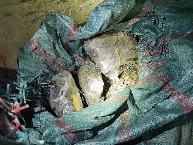 1649230522106805.jpg?x-oss-process=style/w10 图为民警打开编织袋进行检查的照片.jpg?x-oss-process=style/w10