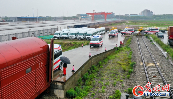 【组图】“守沪者联盟”丨“瓦罐汤”来了！江西40辆负压救护车驰援上海