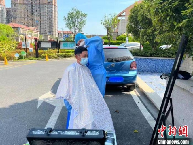 “00后”理发师韩瑞鹏在给小区居民免费剪头发 受访者 供图