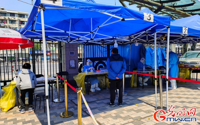 【组图】“守沪者联盟”丨上海疫情近几天呈下降趋势 封控区连续三天开展核酸筛查 【组图】“守沪者联盟”丨上海疫情近几天呈下降趋势 封控区连续三天开展核酸筛查