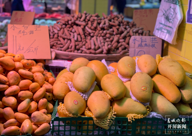 时令水果缤纷上市 价格均有降低 茶饮店频频推新（孙江荭 实习生 赵佳琦 摄影报道）