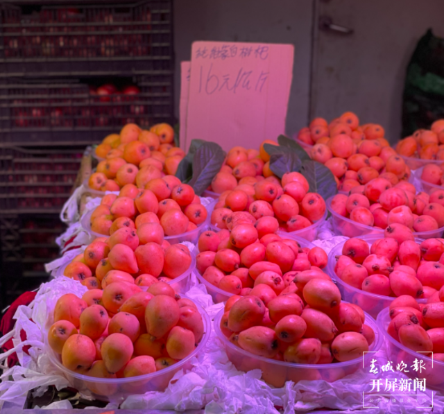 时令水果缤纷上市 价格均有降低 茶饮店频频推新（孙江荭 实习生 赵佳琦 摄影报道）