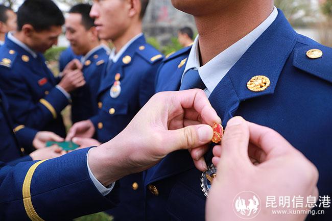 为新团员佩戴团徽