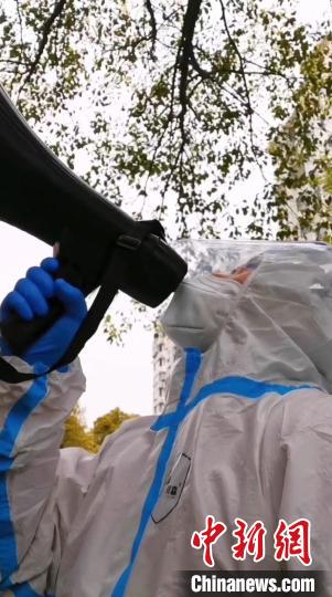 缑怡良在喊楼。 受访者供图 缑怡良在喊楼。 受访者供图