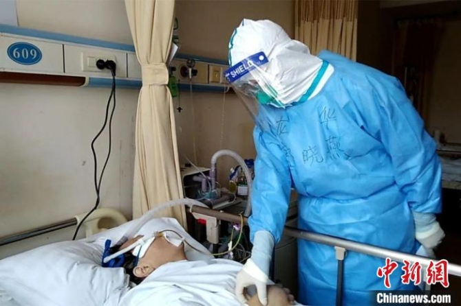 郭晓燕在工作中。 上海民盟 摄 郭晓燕在工作中。 上海民盟 摄