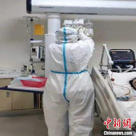 金艺在工作中。 上海民盟 摄 金艺在工作中。 上海民盟 摄