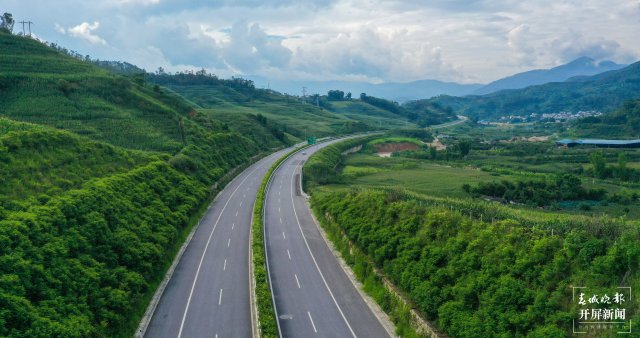 安石隧道双幅贯通,云凤高速年内建成通车指日可待(王磊 摄)