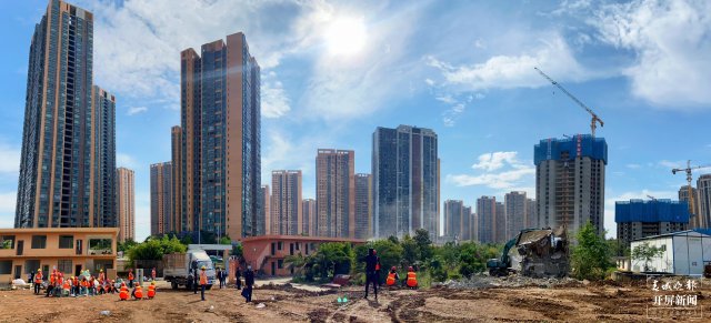 昆明官渡区清拆3500平违建！该地块拟建学校 罗宗伟 通讯员 虞杨 郭武辉摄