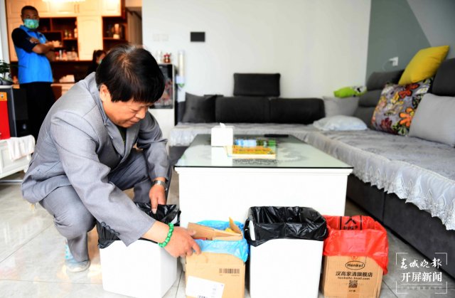 “昆明垃圾分类观察团”走近分类达人,两个小纸箱也能做分类垃圾桶 春城晚报-开屏新闻记者 孙琴霞 摄影报道