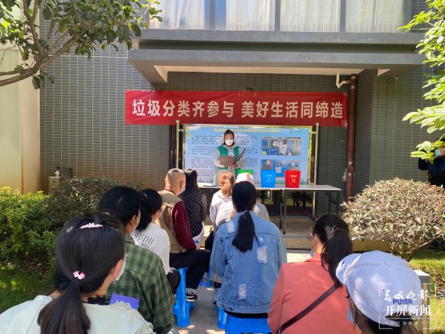 “昆明垃圾分类观察团”走近分类达人,两个小纸箱也能做分类垃圾桶 春城晚报-开屏新闻记者 孙琴霞 摄影报道