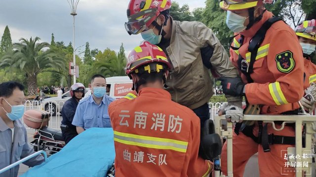 一男子高空作业“悬吊”铁路桥 32米登高平台消防车紧急救人 (1).jpg