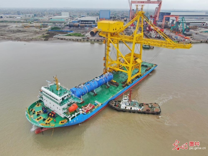 江苏启东：桥式抓斗卸船机首次出口印尼