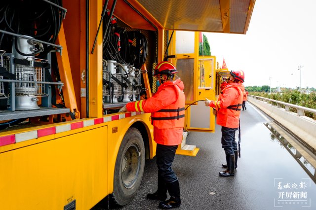 昆明开展极端天气条件下城市洪涝灾害应急演练（龙宇丹摄）