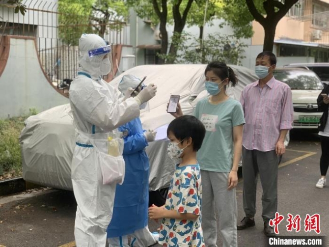 季申泽化身“大白”,协助核酸、跑封控楼等。 受访者供图 季申泽化身“大白”,协助核酸、跑封控楼等。 受访者供图