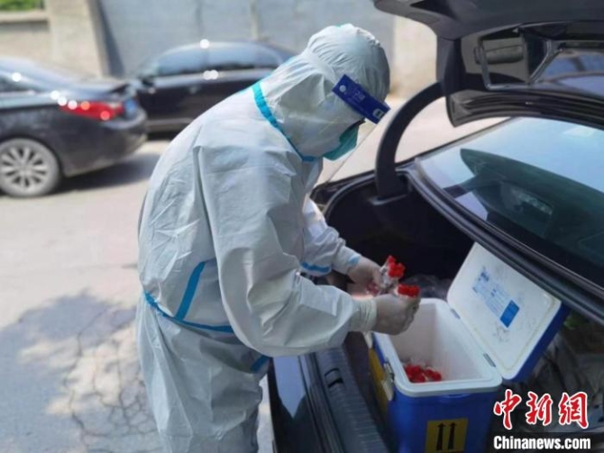 与时间赛跑的核酸样本转运员:早一分送达少一分传播风险