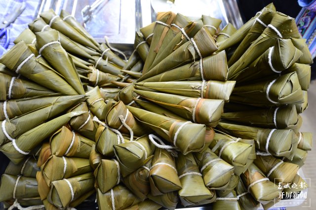 有老板一天卖2吨!端午将至,昆明街头粽子上市 龙宇丹 摄