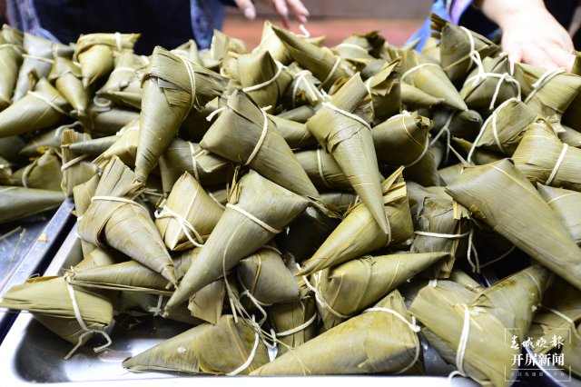 有老板一天卖2吨!端午将至,昆明街头粽子上市 龙宇丹 摄