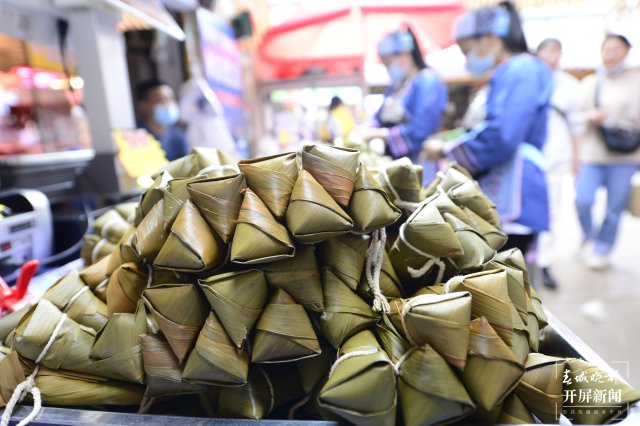 有老板一天卖2吨!端午将至,昆明街头粽子上市 龙宇丹 摄