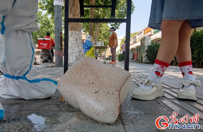 【组图】高温下的核酸检测现场：遮阳伞+冰块为“大白”送上避暑“凉”方