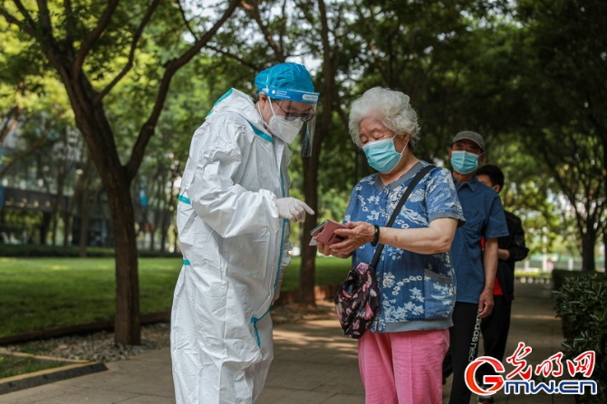 【组图】高温下的核酸检测现场：遮阳伞+冰块为“大白”送上避暑“凉”方