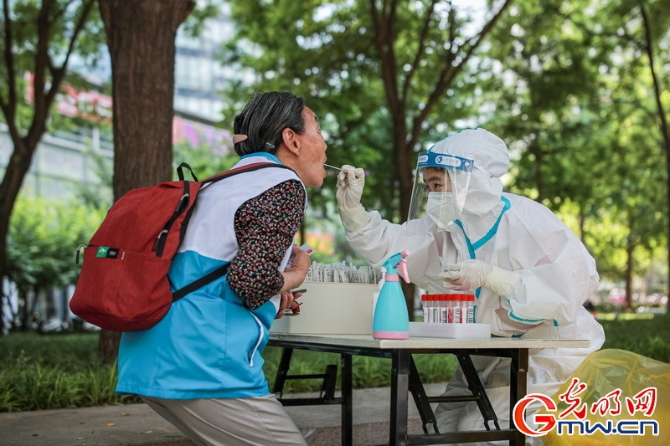 【组图】高温下的核酸检测现场：遮阳伞+冰块为“大白”送上避暑“凉”方