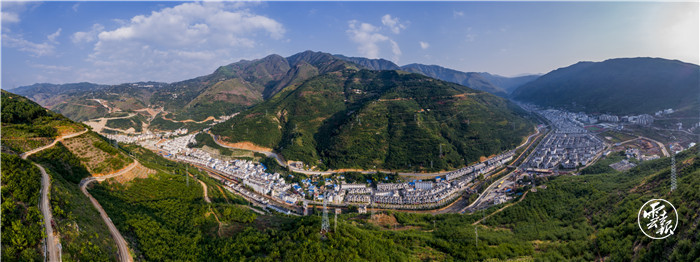 鲁甸龙头山恢复重建后小镇-柴峻峰.jpg