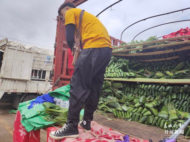 端午节将至，昆明市场上粽叶开始热卖 夏体雷 摄