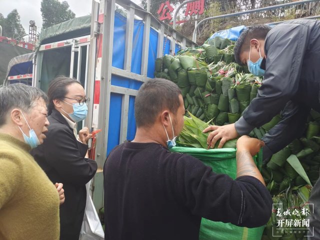 端午节将至，昆明市场上粽叶开始热卖 夏体雷 摄